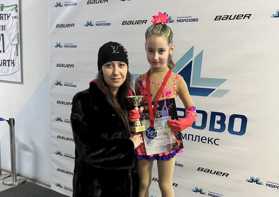 Поздравляем нашу воспитанницу Быкову Алису с 1 местом на соревнованиях по фигурному катанию на коньках.